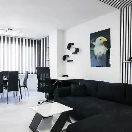 Close To Subway, Airport And Arena شقة *