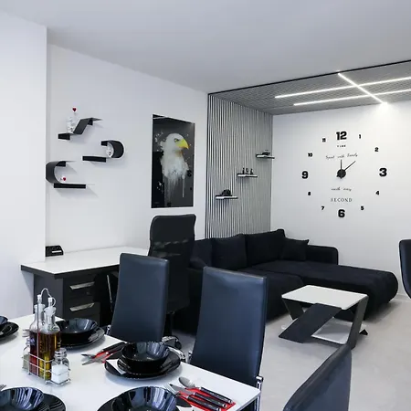 Close To Subway, Airport And Arena شقة