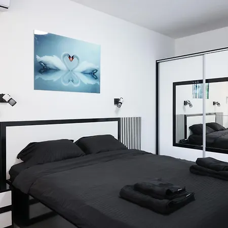 Close To Subway, Airport And Arena شقة *