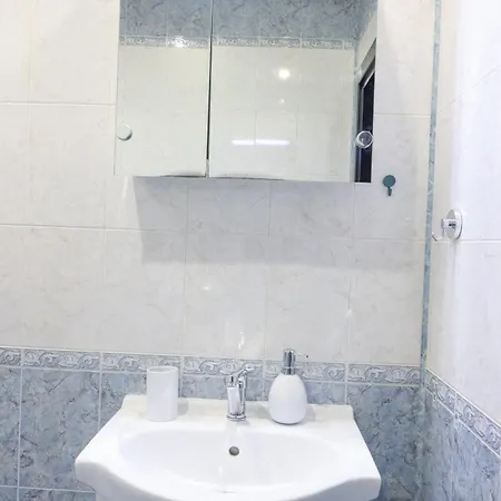 Close To Subway, Airport And Arena *