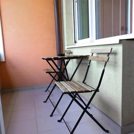 Close To Subway, Airport And Arena *