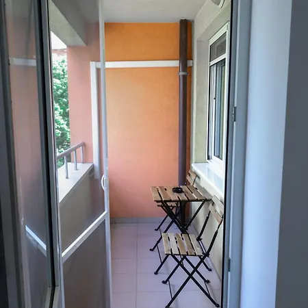 Close To Subway, Airport And Arena *